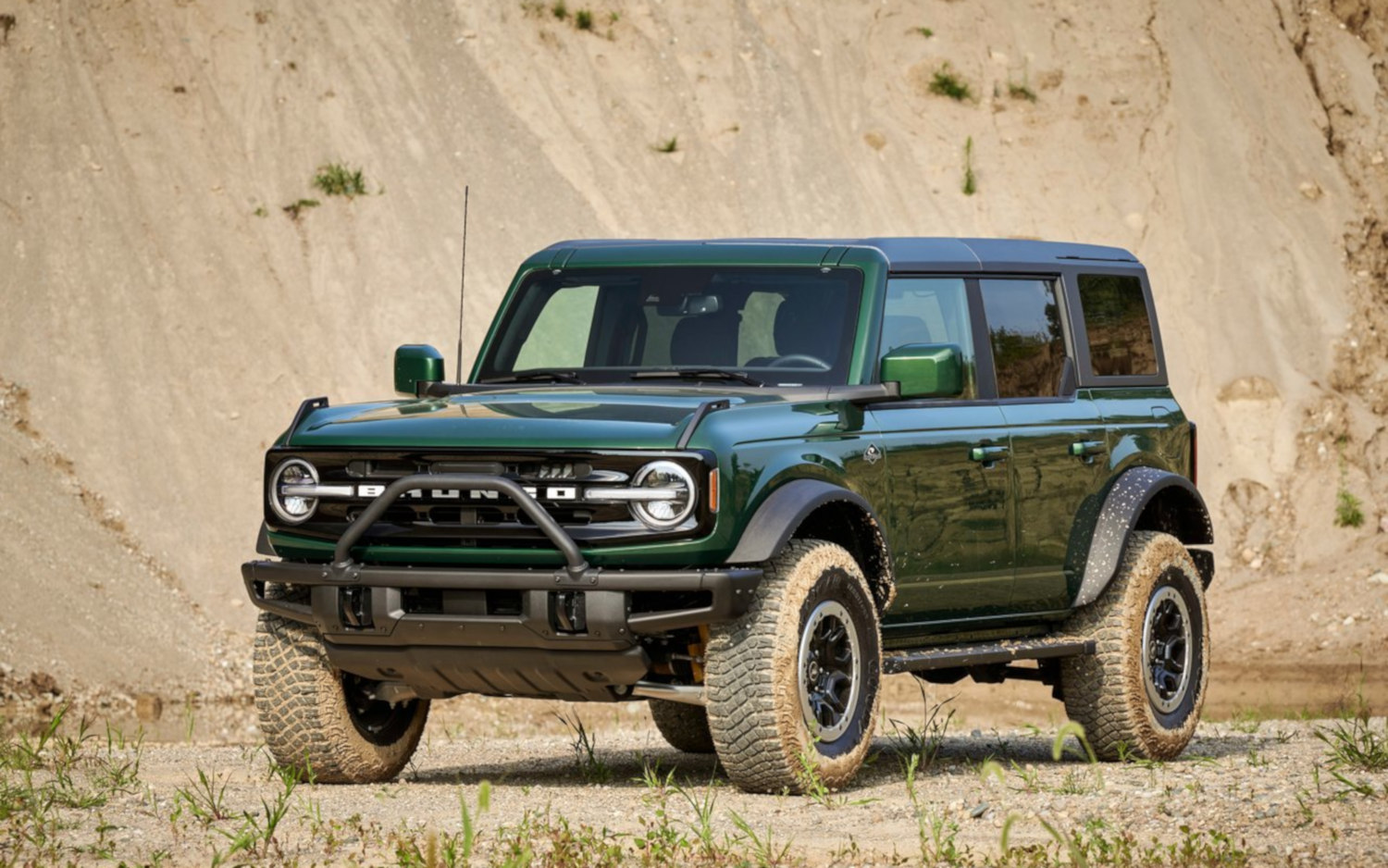 Comparison Ford Bronco Outer Banks 4door 2022 vs Seat Arona FR